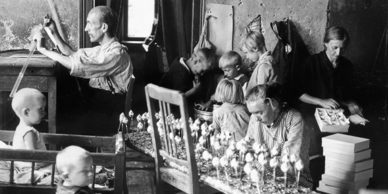 Die Geschichte der Lauschaer Glaskunst – Tradition und Innovation im Weihnachtsland am Rennsteig®. Historische Einblicke in die Lauschaer Glaskunst – die Entwicklung von traditioneller Handwerkskunst bis zur modernen Glasherstellung im Weihnachtsland am Rennsteig®.