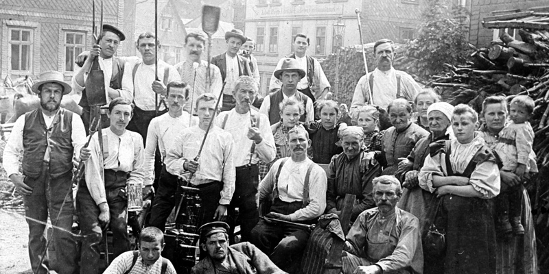 Die Geschichte der Lauschaer Glaskunst – Tradition und Innovation im Weihnachtsland am Rennsteig®. Historische Einblicke in die Lauschaer Glaskunst – die Entwicklung von traditioneller Handwerkskunst bis zur modernen Glasherstellung im Weihnachtsland am Rennsteig®.