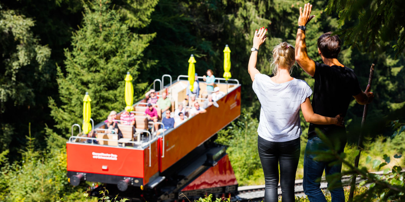 Entdecken Sie den Rennsteig – Lauscha Glaskunst und die magische Atmosphäre des Weihnachtslands am Rennsteig®.