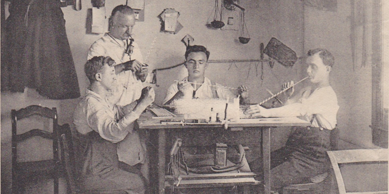 Die Geschichte der Lauschaer Glaskunst – Tradition und Innovation im Weihnachtsland am Rennsteig®. Historische Einblicke in die Lauschaer Glaskunst – die Entwicklung von traditioneller Handwerkskunst bis zur modernen Glasherstellung im Weihnachtsland am Rennsteig®.