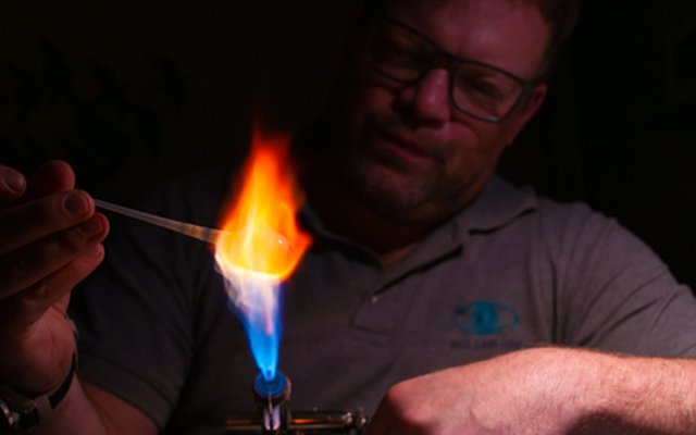 Traditionelle Glasaugenmacher-Kunst in Lauscha – handgefertigte Glasaugen aus meisterlicher Glaskunst im Weihnachtsland am Rennsteig®.