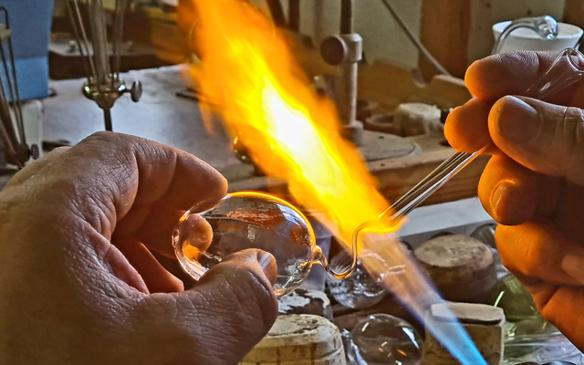 Traditionelle Glasbläsereien in Lauscha – kunstvoll gefertigter Christbaumschmuck aus hochwertiger Glaskunst im Weihnachtsland am Rennsteig®.