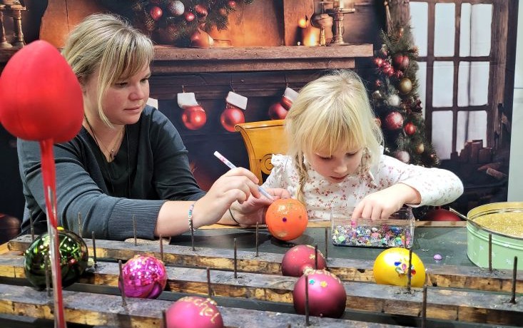 Kinder Kugel 6 Handgefertigte Glaskunst aus den Kunstglasbläser-Werkstätten in Lauscha – meisterhaftes Handwerk im Weihnachtsland am Rennsteig®.